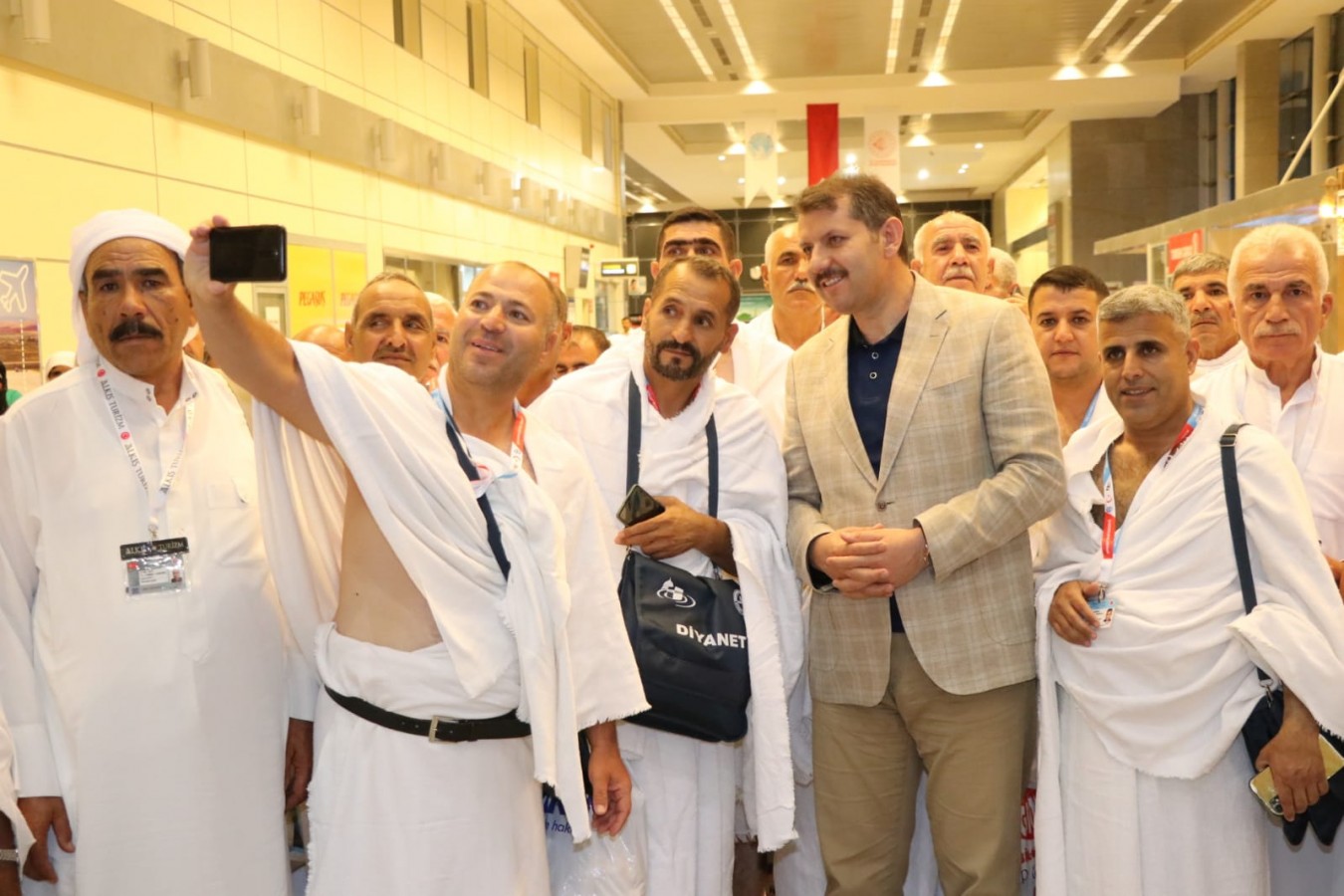 Urfa’dan ilk hac kafilesini Vali Ayhan uğurladı