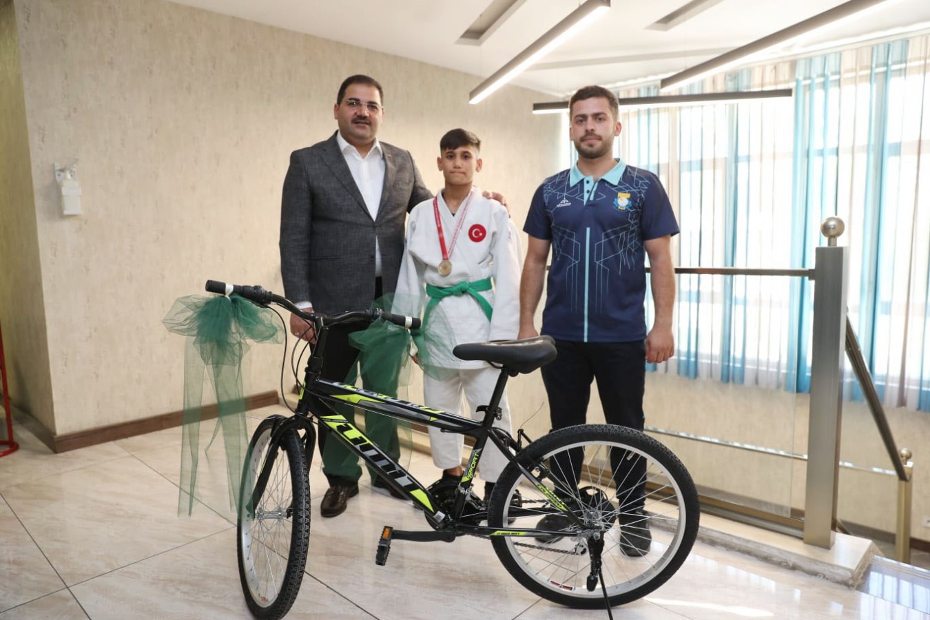 Başkan Canpolat'tan şampiyon sporcuya jest!