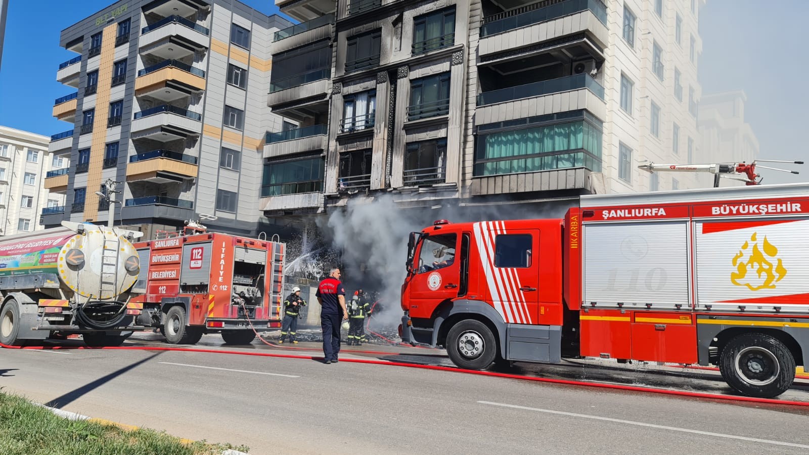 Karaköprü'de inşaat malzemeleri satan iş yerinde yangın - EK