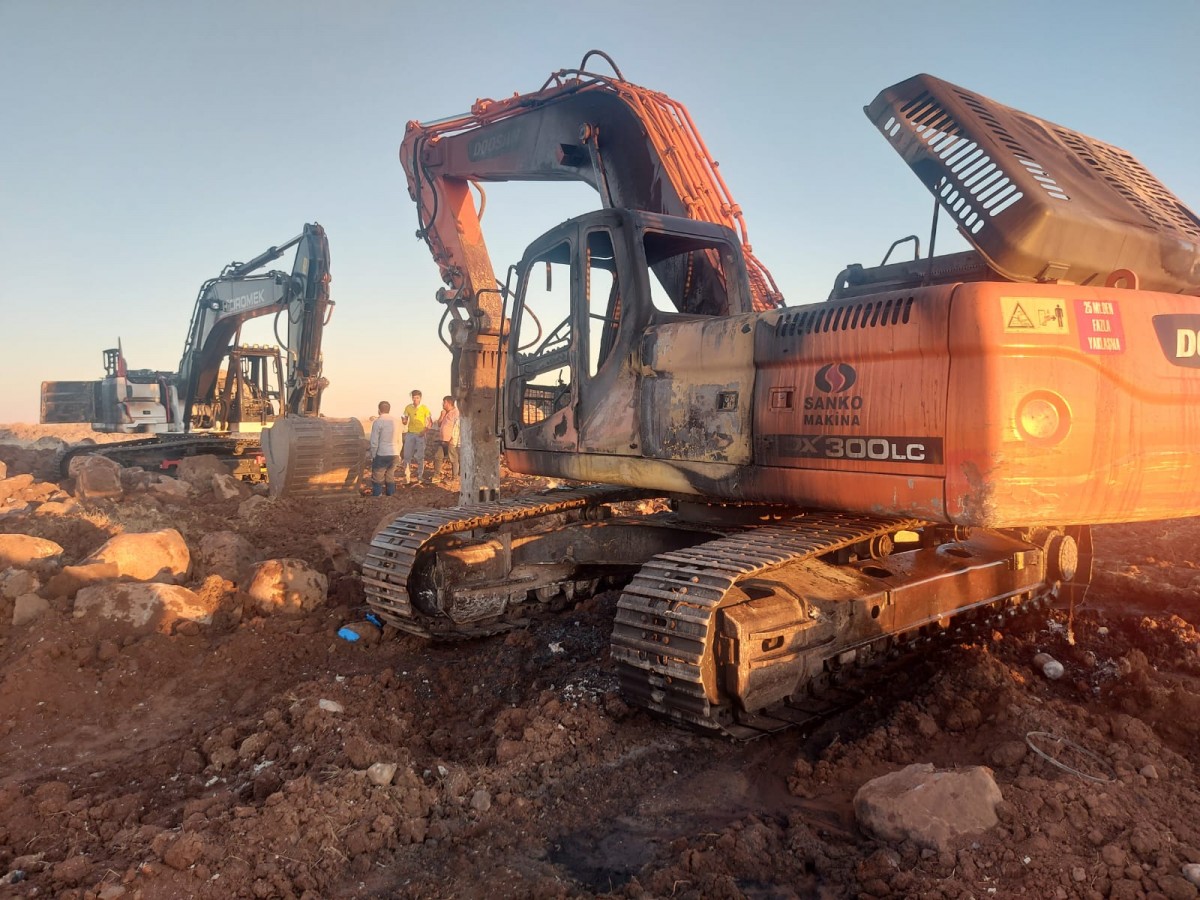 Karaköprü’de GES projesinde çalışan iş makineleri kundaklandı