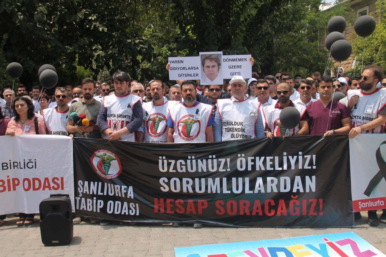 Sağlıkçılar katledilen meslektaşları için iş bıraktı!