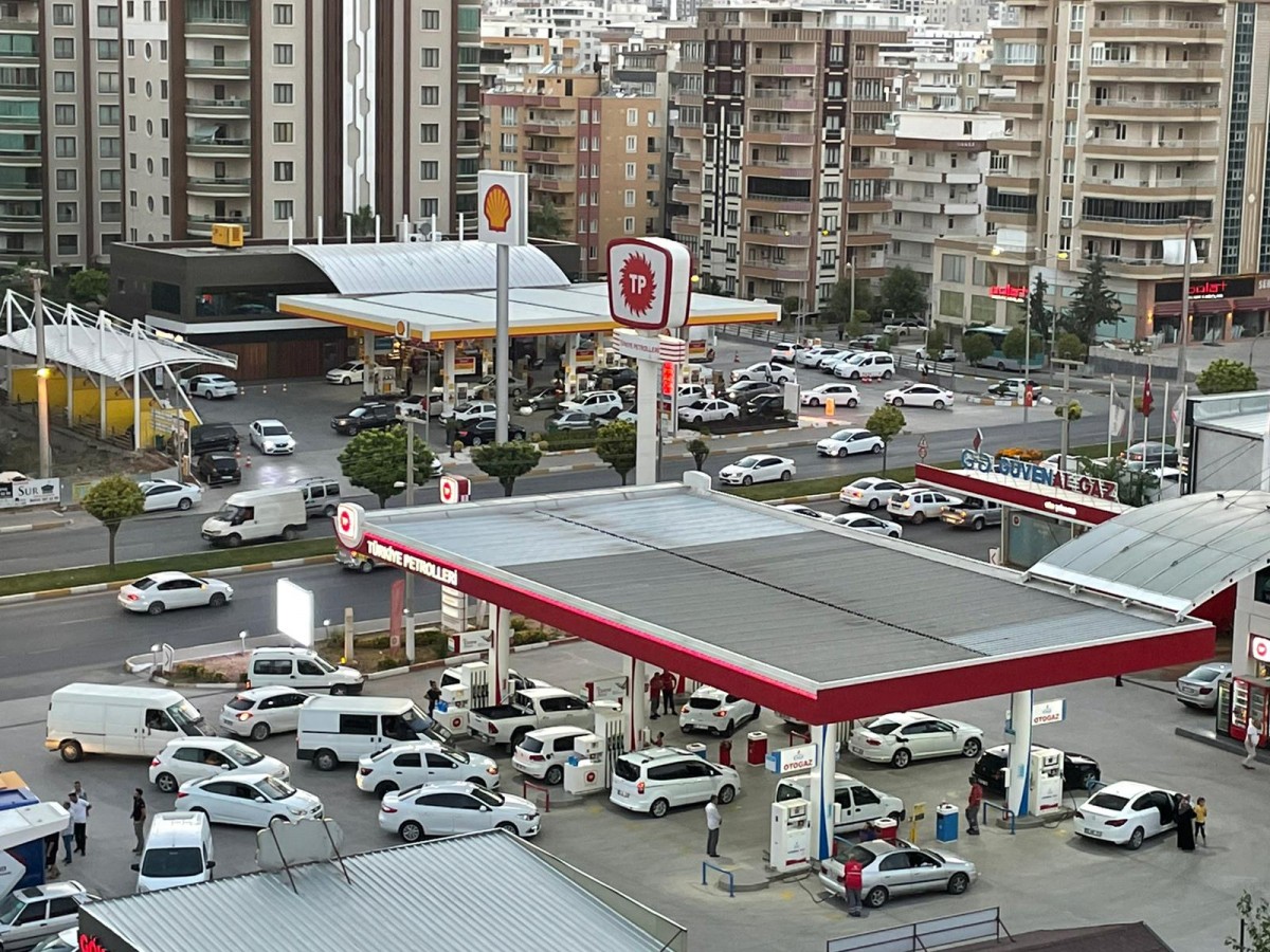 Urfa'da akaryakıt istasyonlarında bayram yoğunluğu