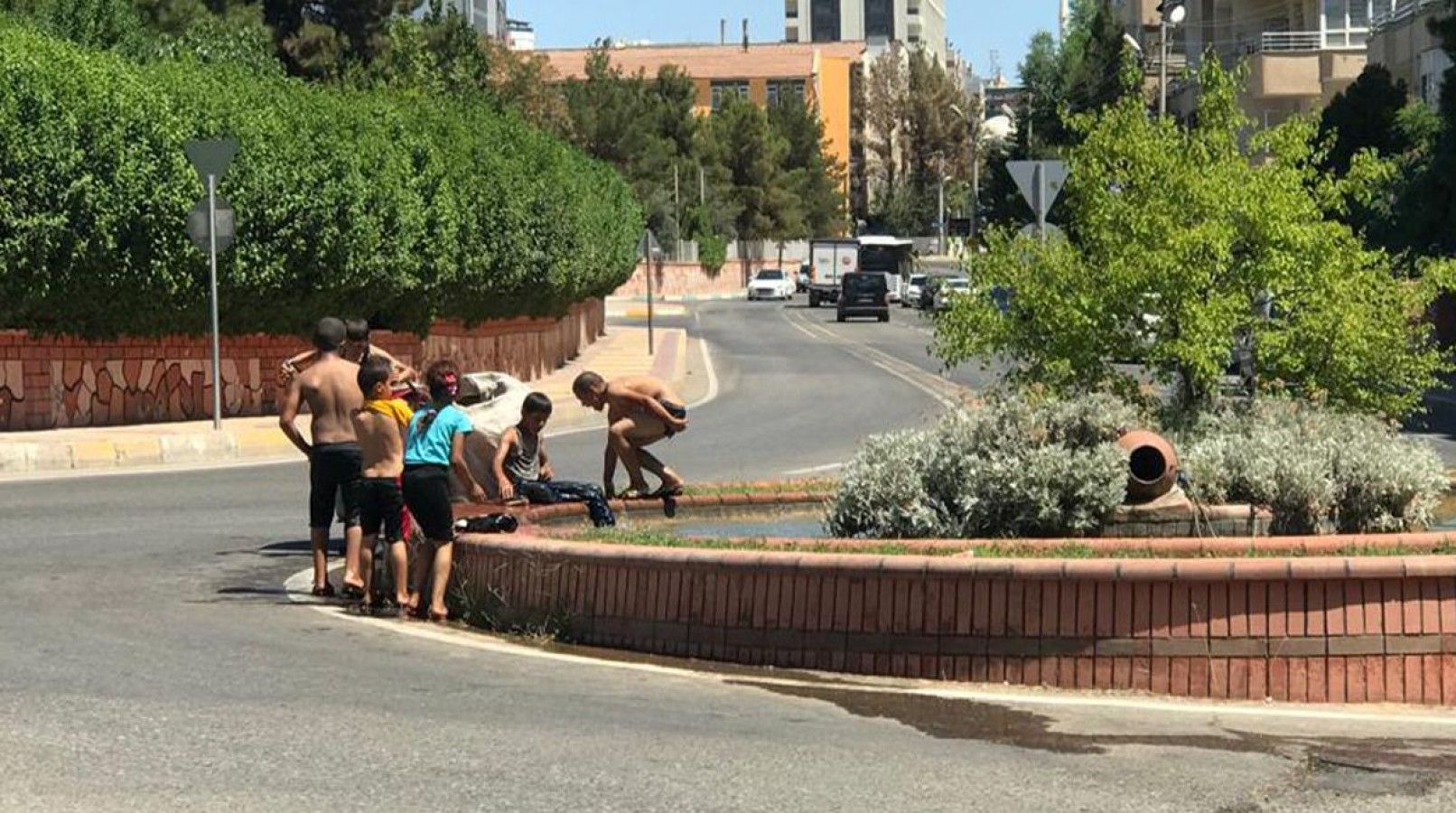 Şanlıurfa'da çocukların süs havuzunda tehlikeli serinliği!
