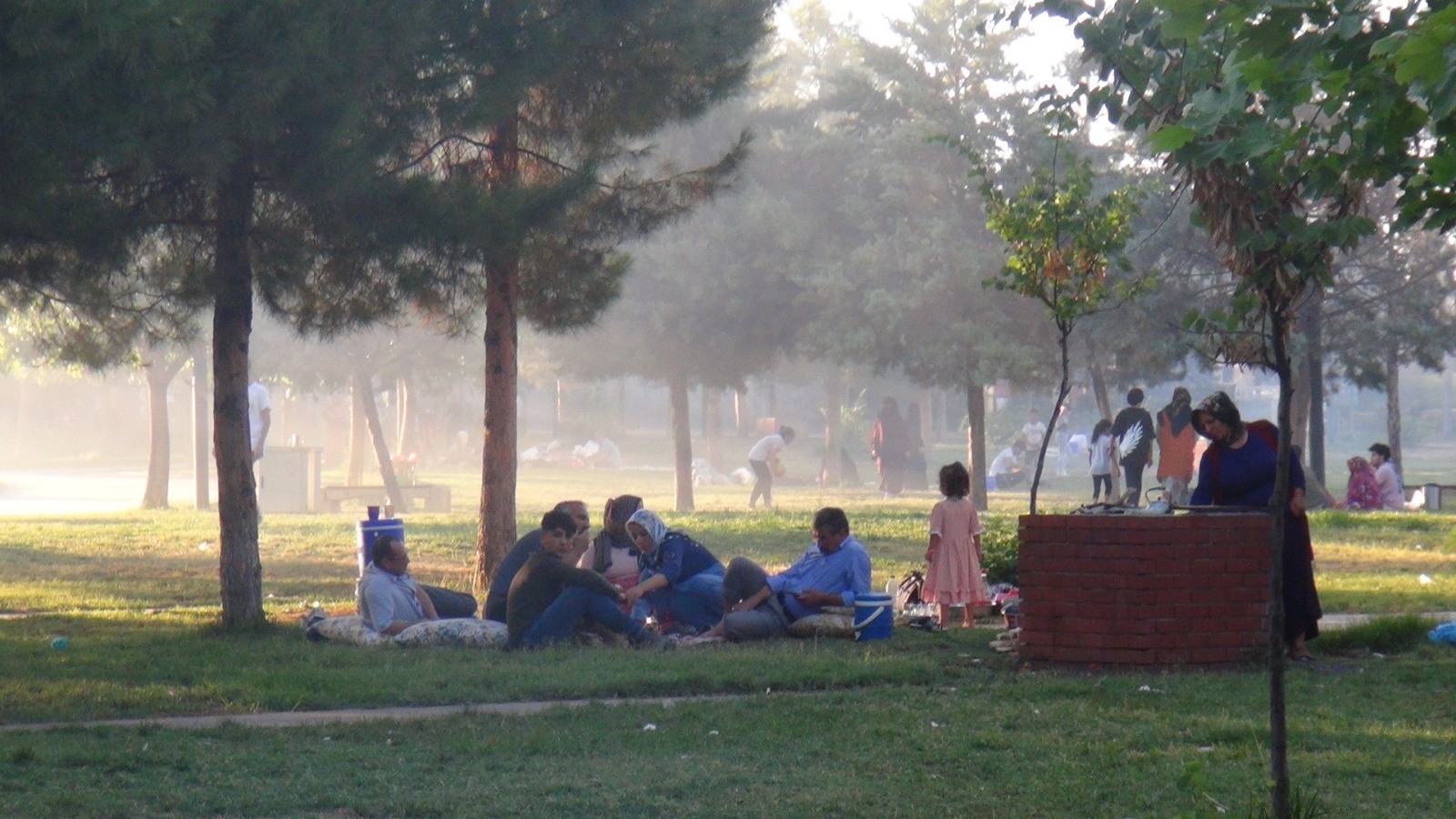 Urfa’nın sıcağından bunalanlar parklara akın etti
