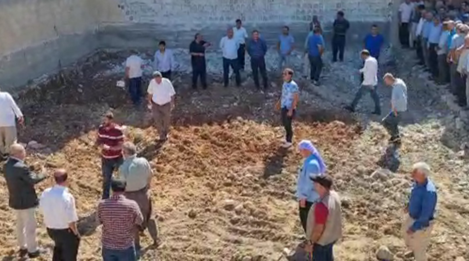 Belediyeye ait arsaya taziye evi yapmaya kalktı! Esnaf ve mahalleli tepki gösterdi
