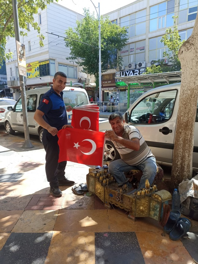 Eyyübiye'de vatandaş ve esnafa Türk bayrağı dağıtıldı
