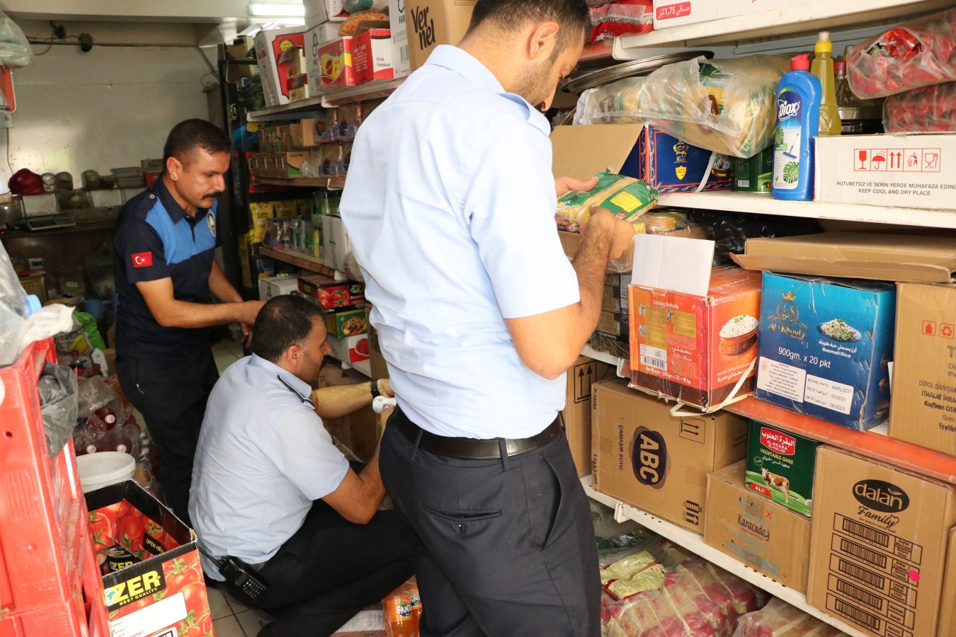 Haliliye'de zabıta tarihi geçmiş ürünlere el koydu