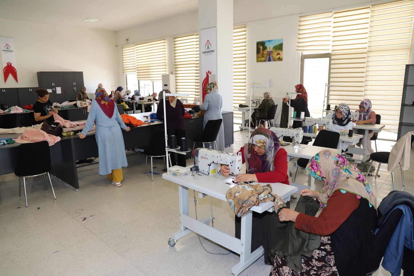 Karaköprü'de kadınlar meslek öğrenirken aile bütçesine katkı sağlıyor