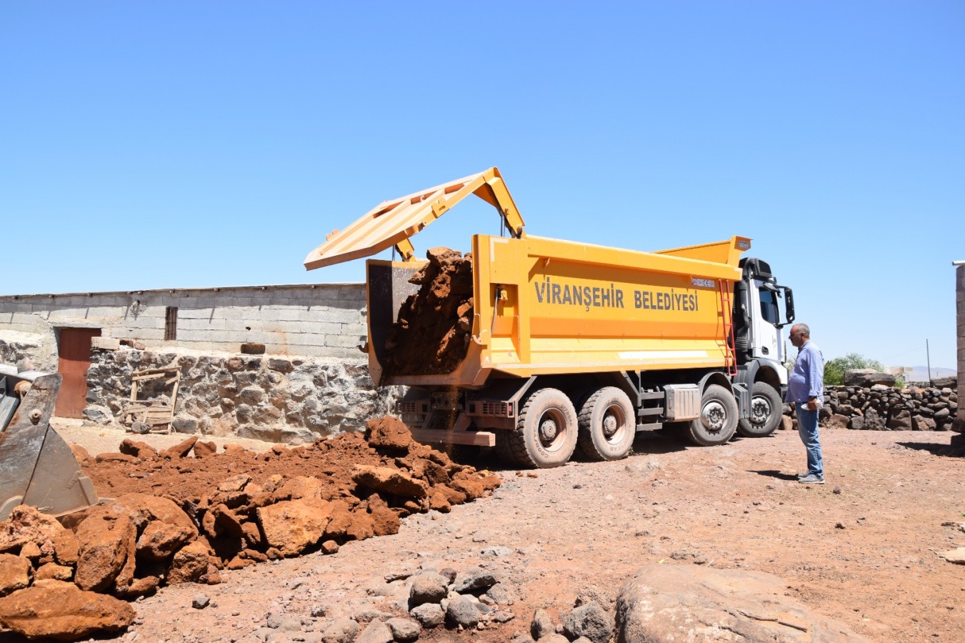 Viranşehir’de kırsal mahallelere yeni yollar yapılıyor