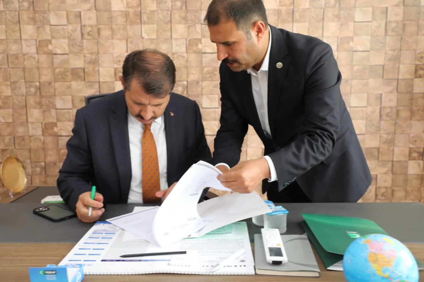 Vali Ayhan Yeşilay’a üye oldu