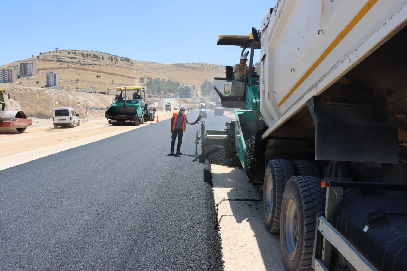 Büyükşehir kendi ürettiği asfaltla yol yapıyor