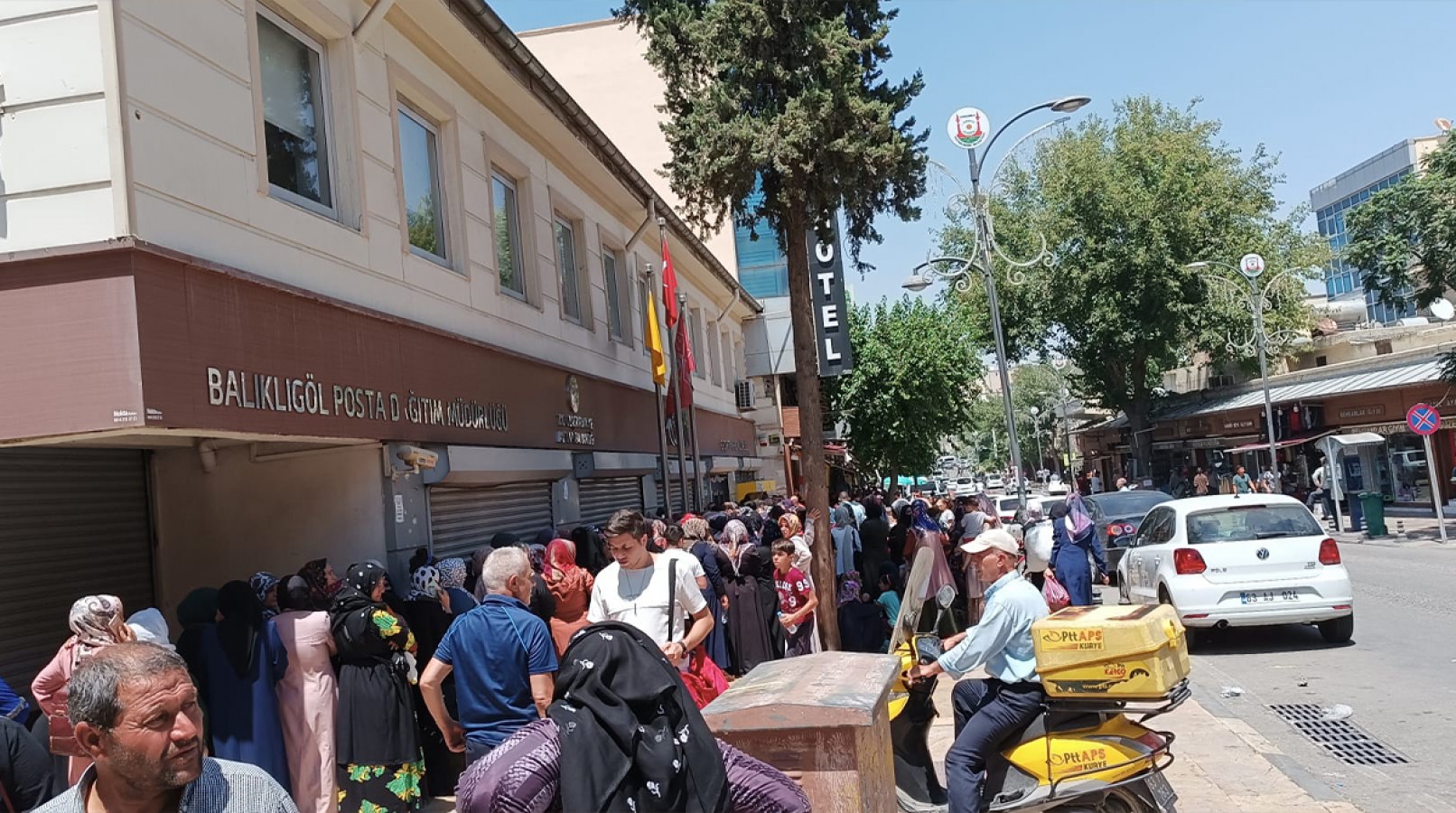 Urfa’da sıcağın altında PTT çilesi!