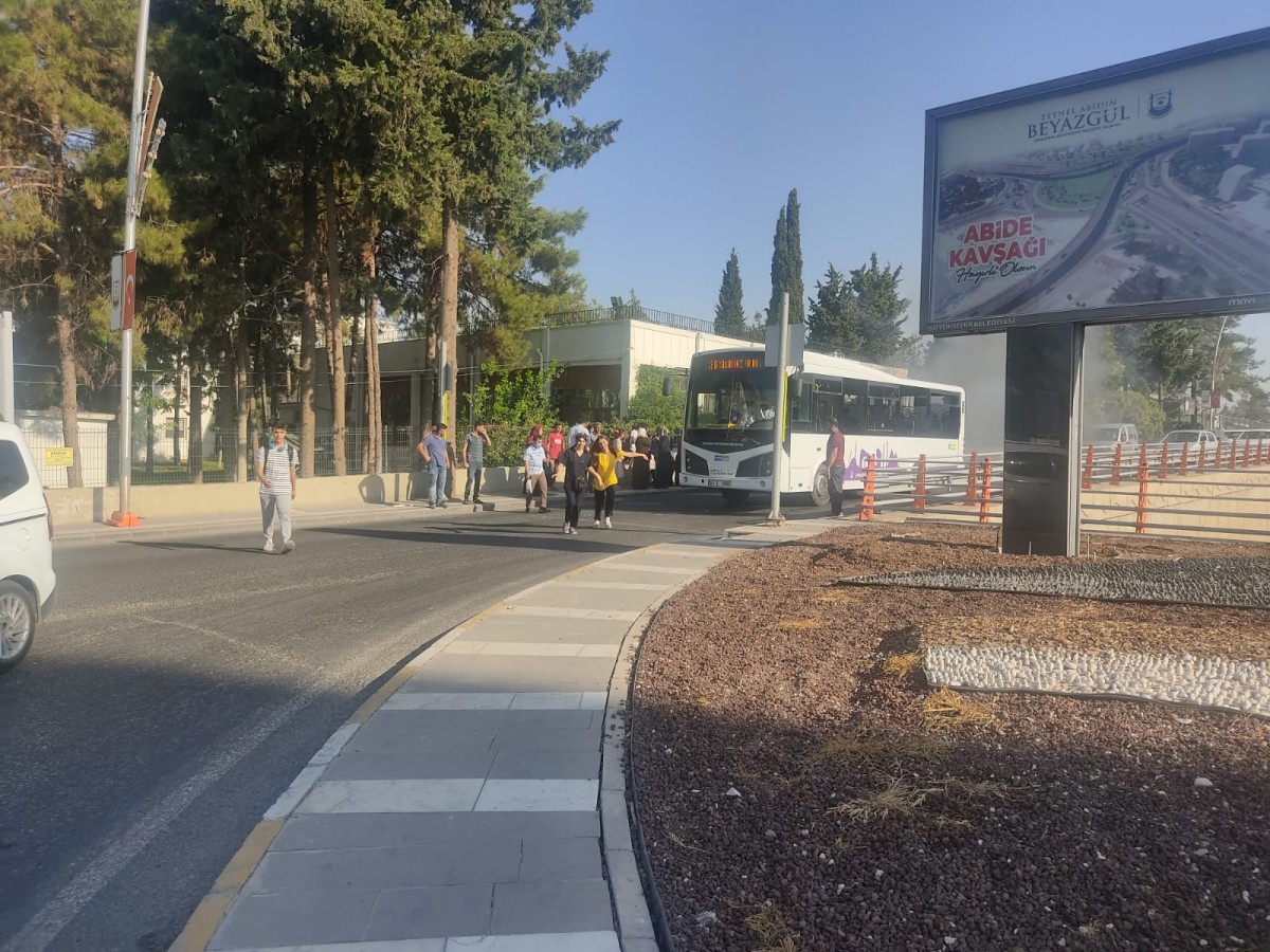 Haliliye'de seyir halindeki halk otobüsünün motoru kilitlendi