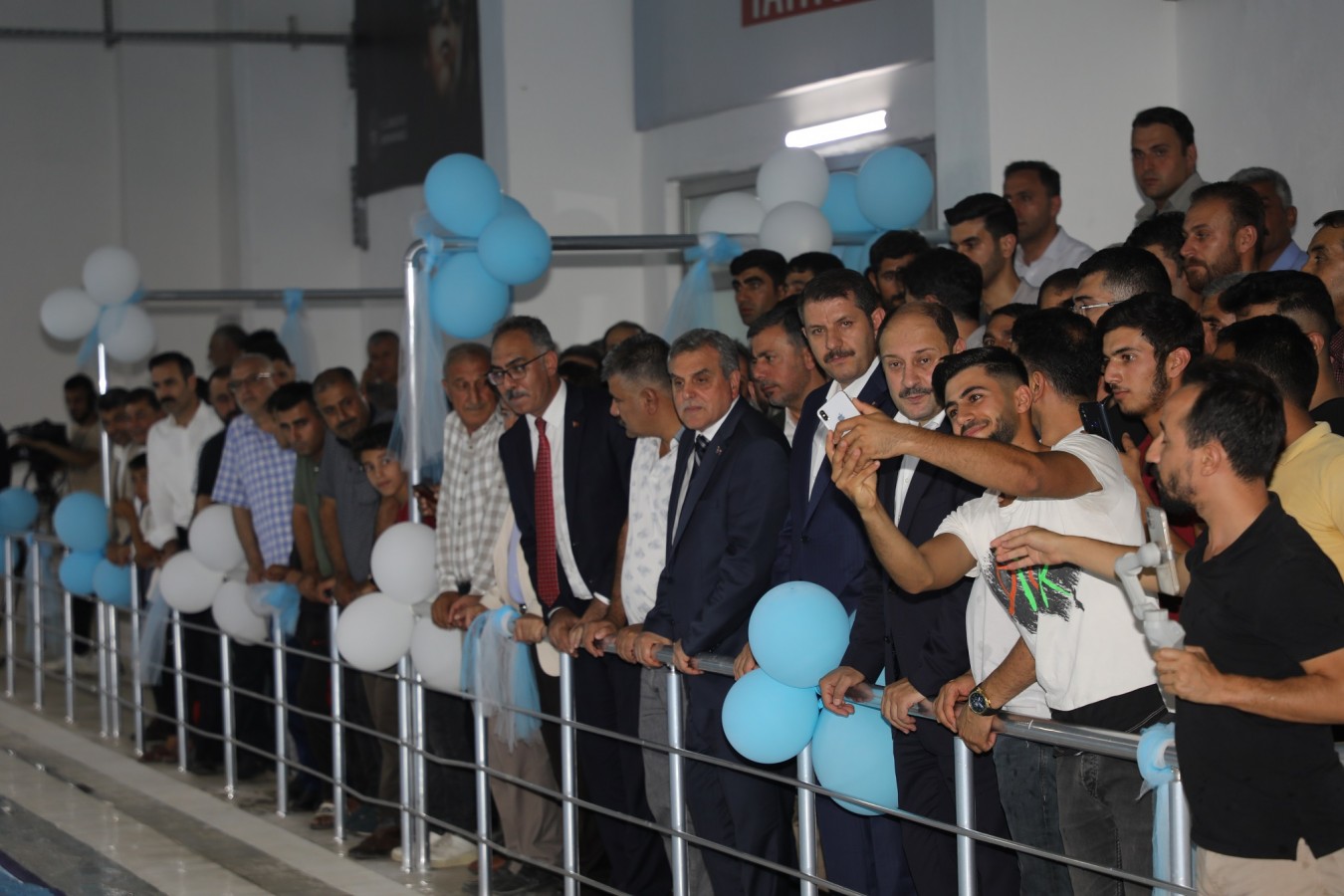 Vali Ayhan yapımı süren konut alanlarını gezdi!