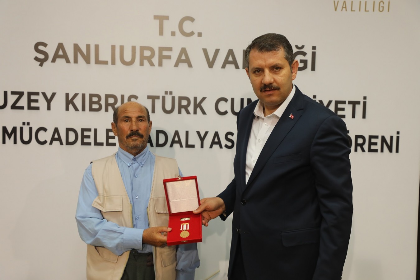 Vali Ayhan gazilere madalya takdim etti!