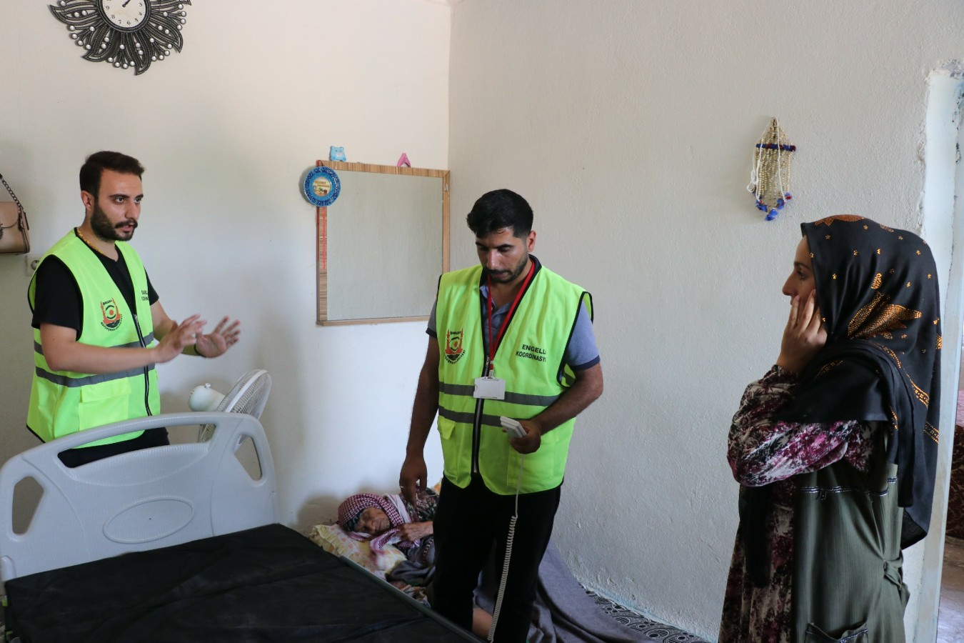 Belediyeden yaşlı çınarlara hastane yatağı