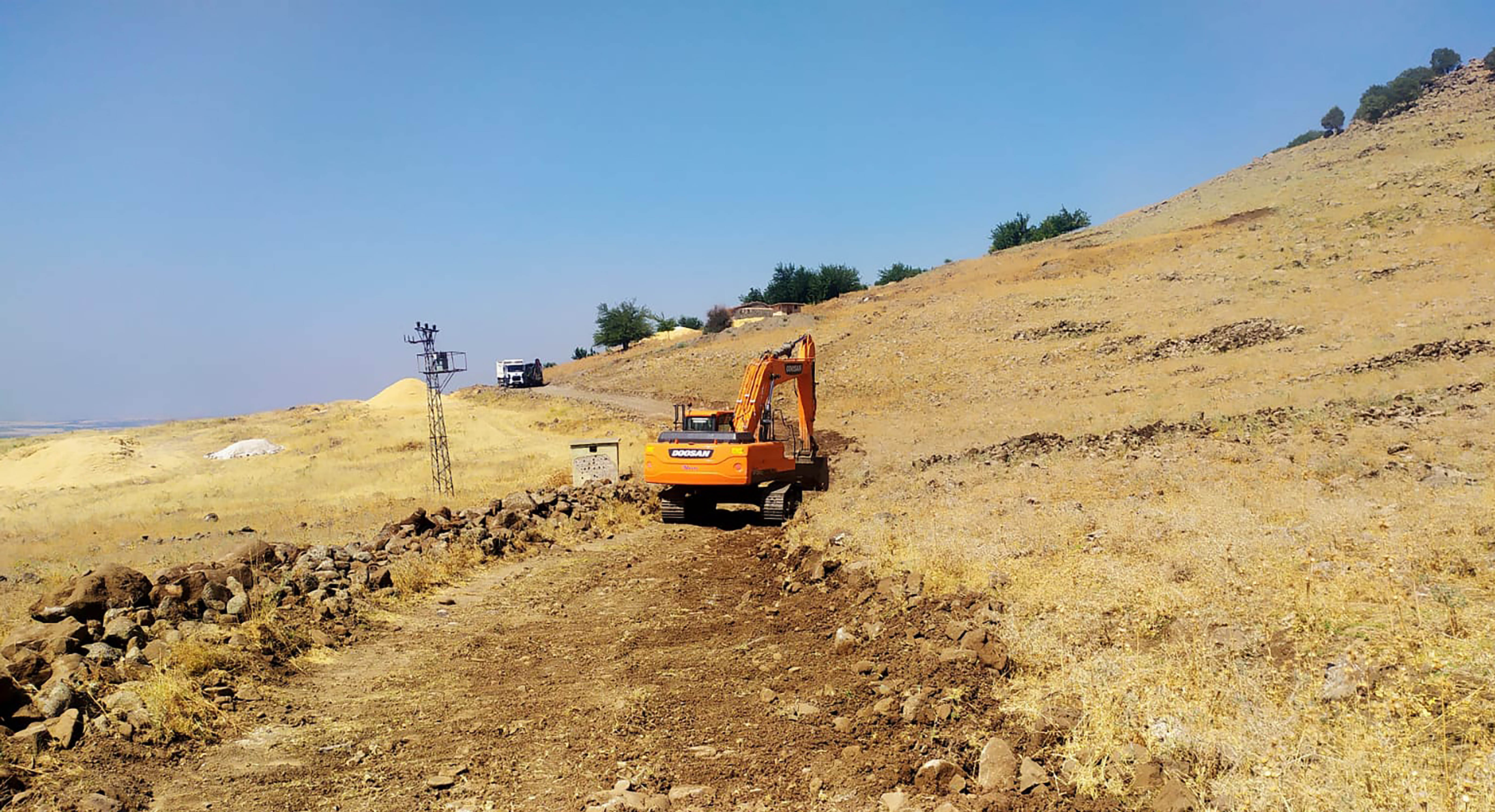 Siverek’te iki mahallede yol yapımına başlandı