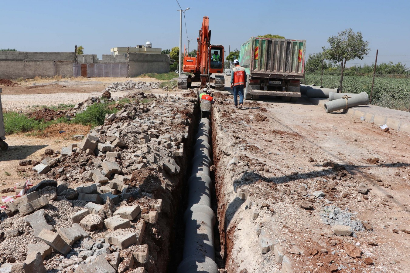 Haliliye’de drenaj borusu ile yollar güçlendiriliyor