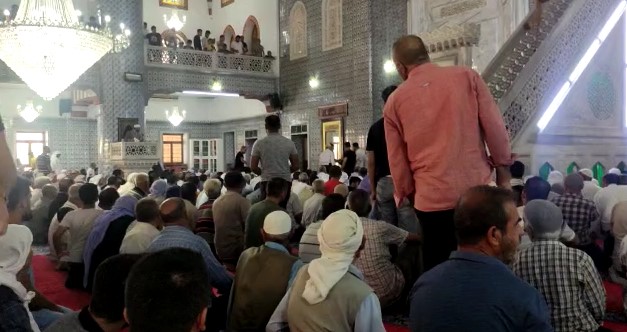 Dergah Camisi'nde gerginlik! İmam Suriyelilerden bahsedince...