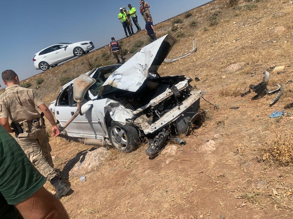 Urfa’da kaza: Otomobil şarampole devrildi