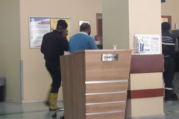 Temizlik işçisi çöp toplarken yaralandı