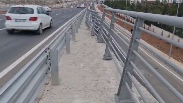 Karaköprü Köprülü Kavşağı’nda yaya geçidi çıkmazı