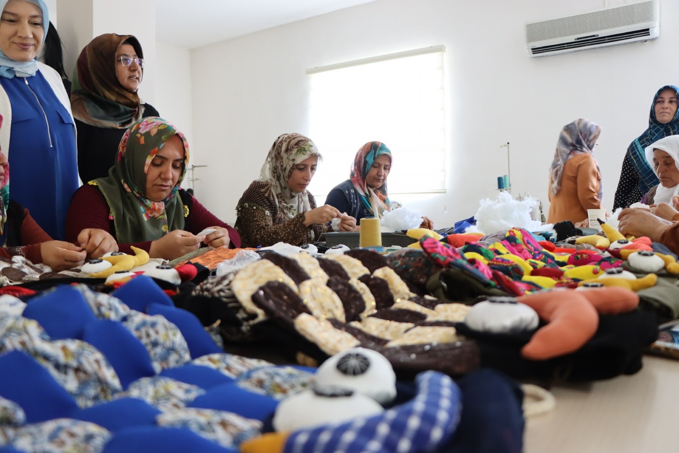 Kadınların ürettiği baykuş çantalara yurt dışından talep