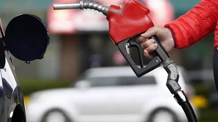 Benzine indirim, motorine zam geldi