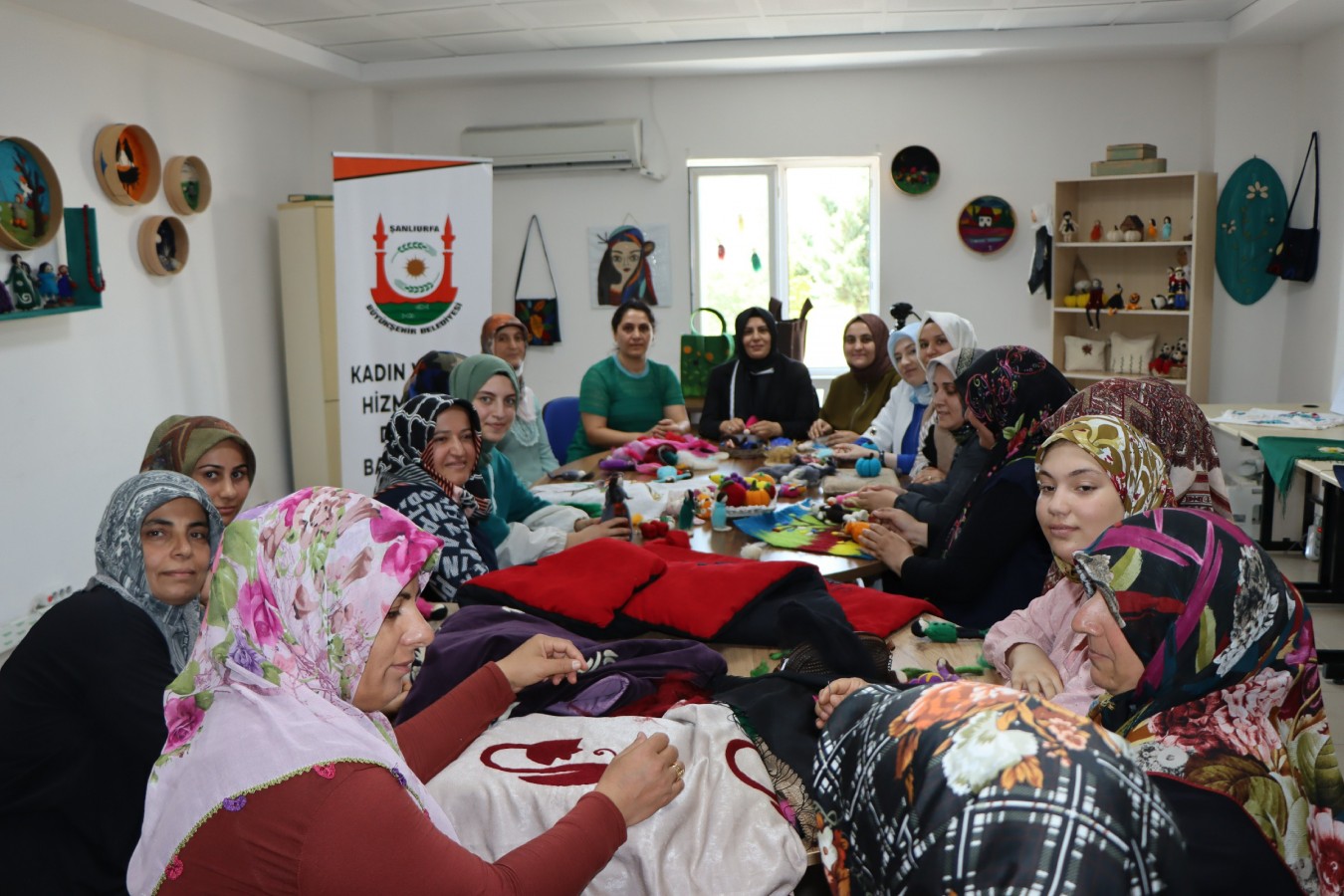 Kadınlara unutulan keçe sanatı ile ilgili eğitim veriliyor