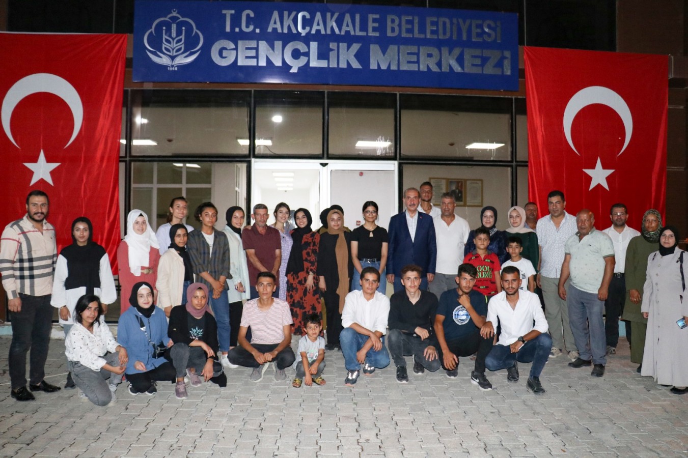 Başarılı öğrencilerle yemekte buluştu