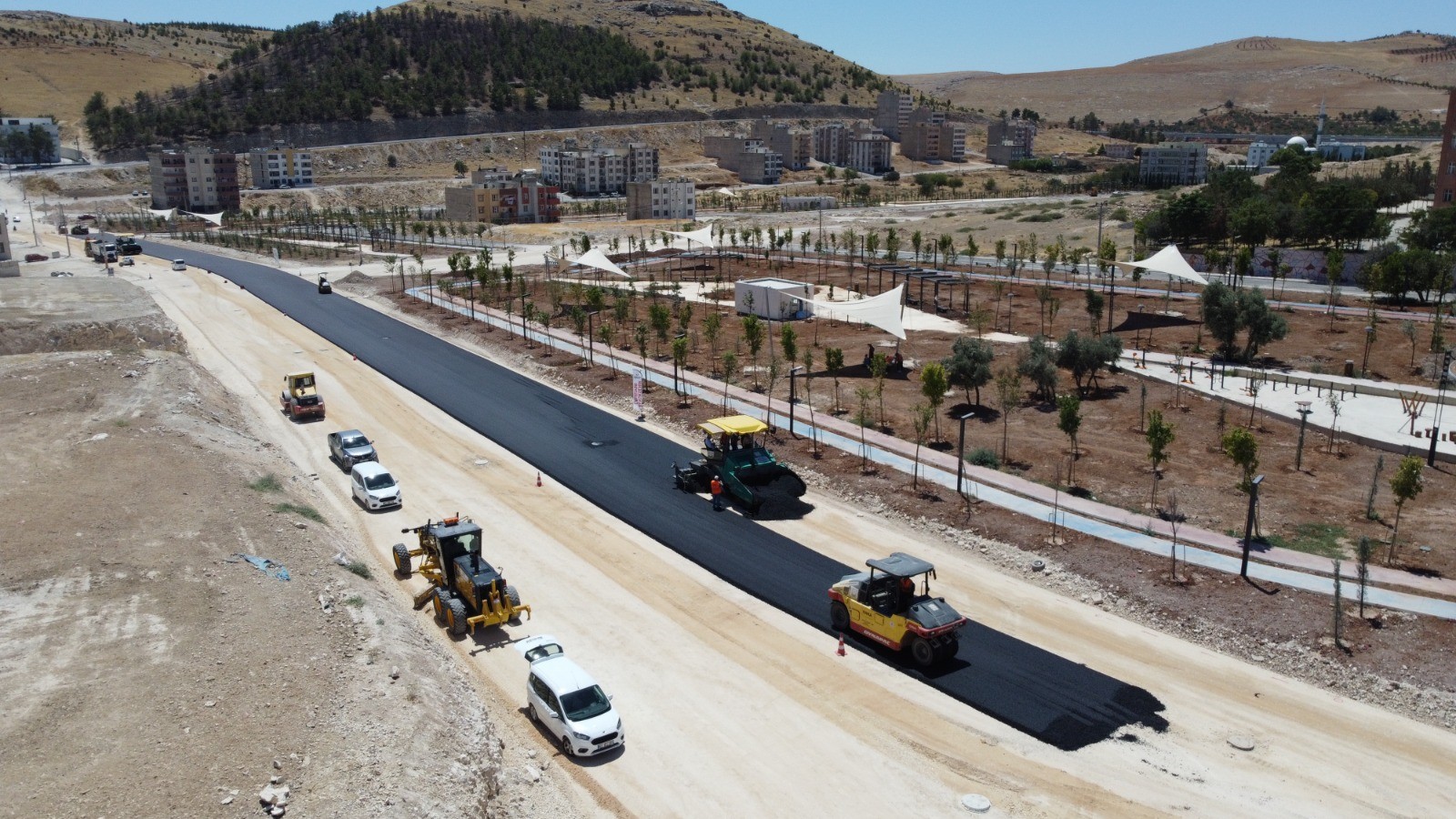Millet Bahçesi'nin önündeki yol asfaltlandı