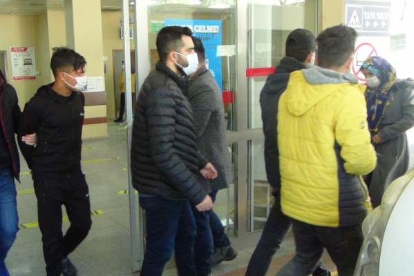 Şanlıurfa'da çeşitli suçlardan aranan şüphelilere operasyon: 5 gözaltı