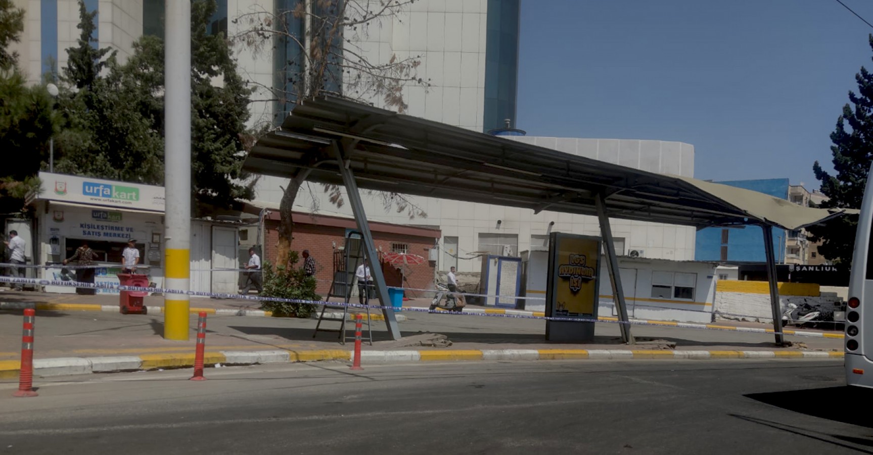 Yolunu şaşıran kamyon toplama merkezindeki durağa çarptı!