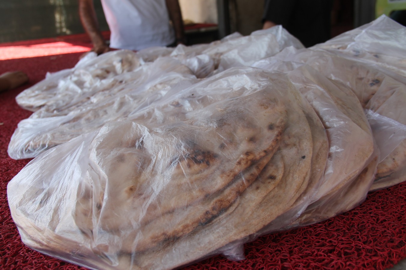 Suriyeliler tandır ekmeği geleneğini Urfa’da devam ettiriyor