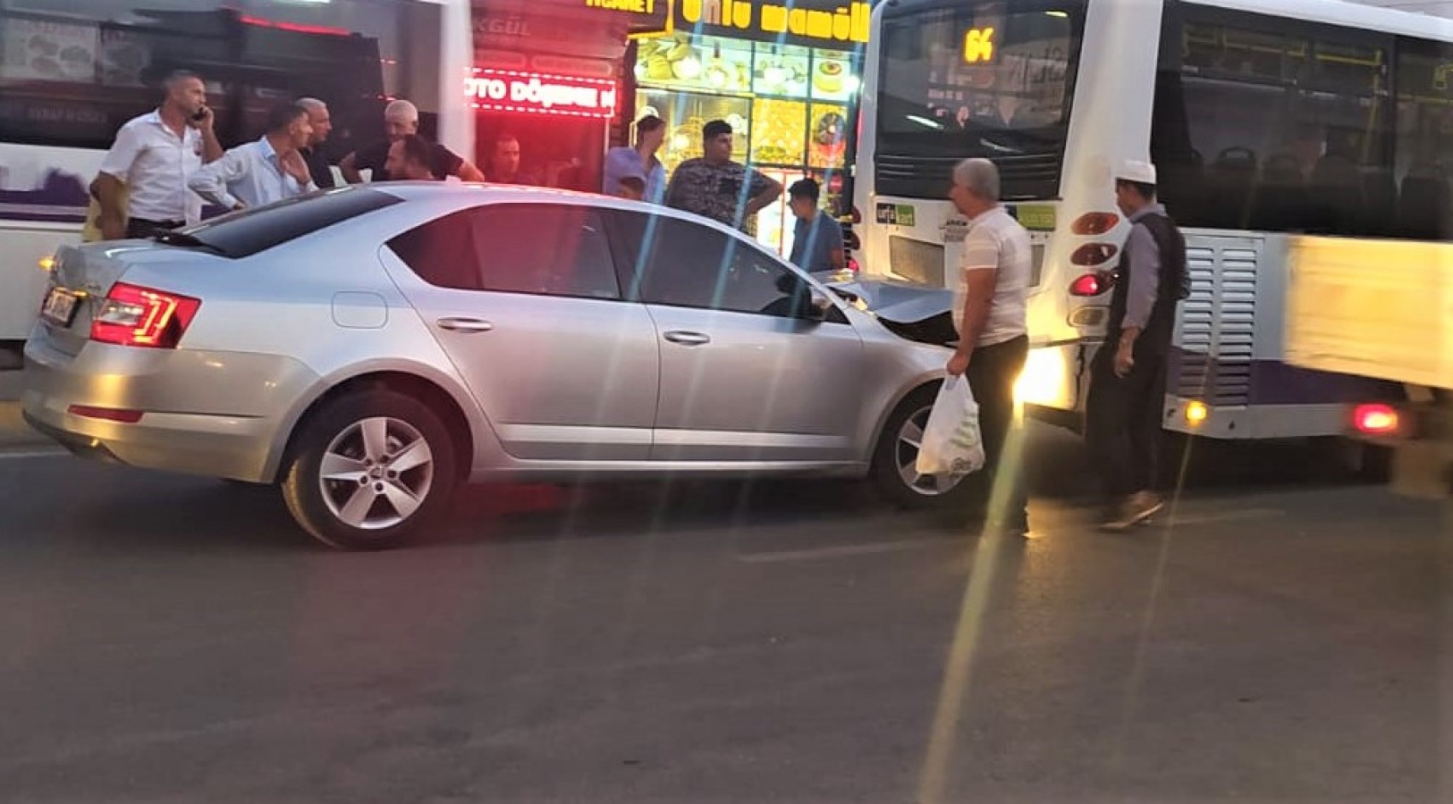 Haliliye’de şehir içi otobüsü ile otomobil çarpıştı!