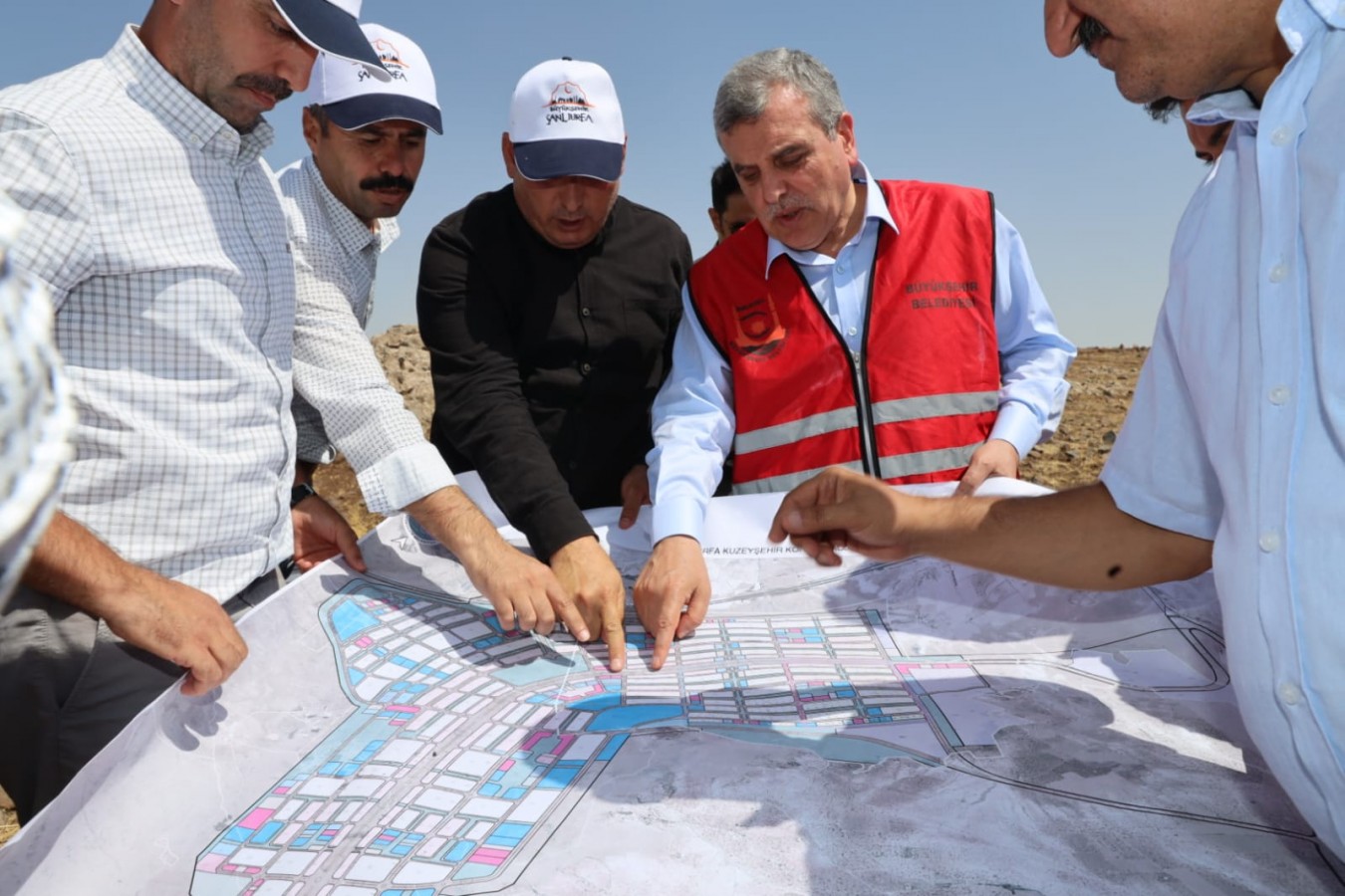 Urfa’da toplu konut yapılacak bölgede yol çalışmaları başladı