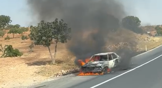 Suruç'ta seyir halindeki otomobil yandı