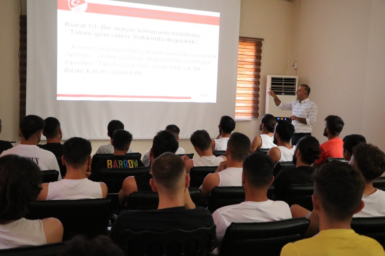Futbolculara kural değişiklikleriyle ilgili bilgiler verildi