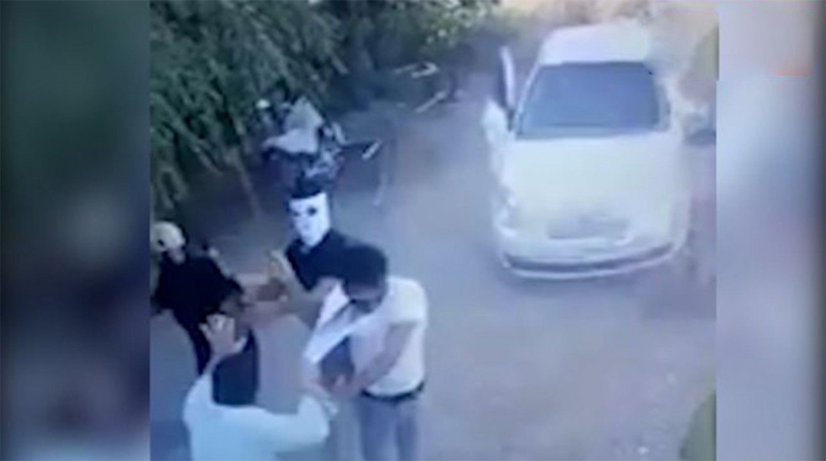 Akçakale'de önce otomobille çarptıkları baba ve oğlunu sonra sopalarla dövdüler