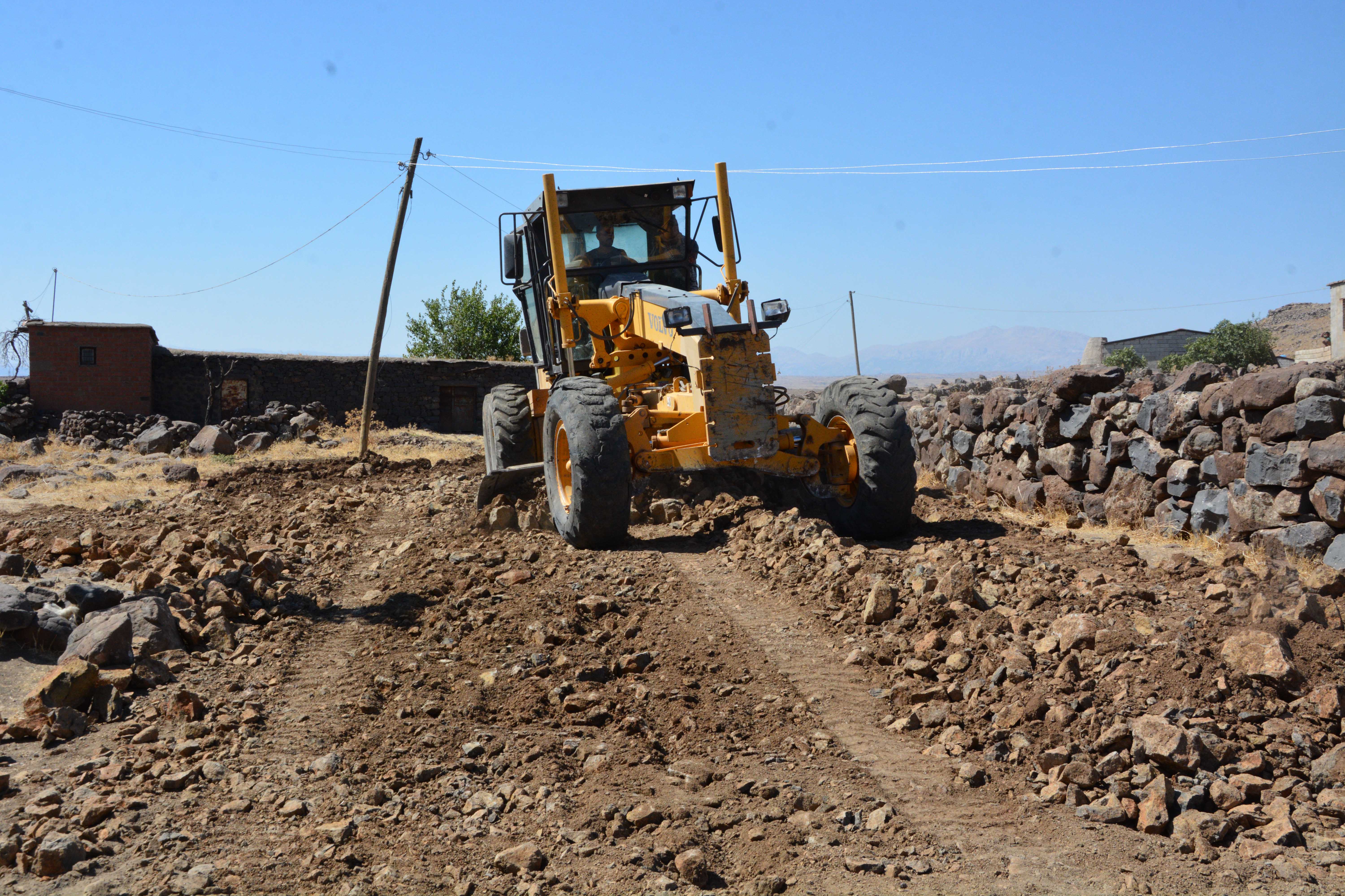 Siverek kırsalında stabilize yol çalışması
