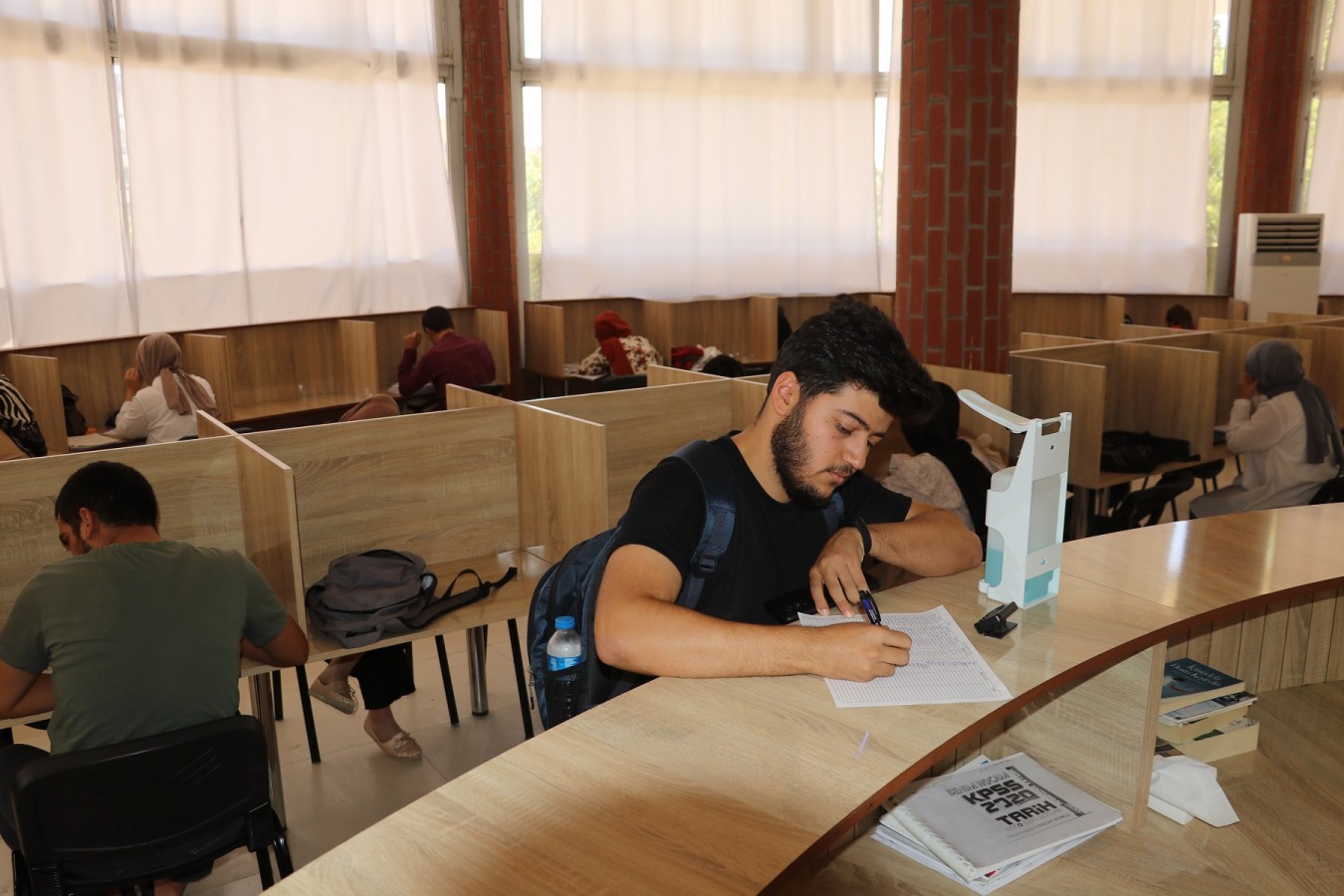 Karaköprü’de gençler okuma evlerinde sınavlara hazırlanıyor