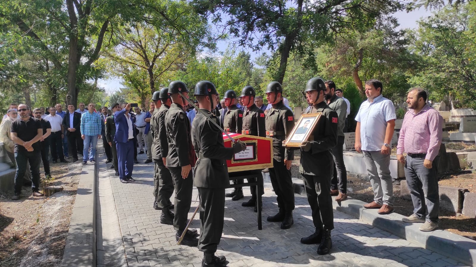Mehmet Akif İnan'ın kardeşi toprağa verildi