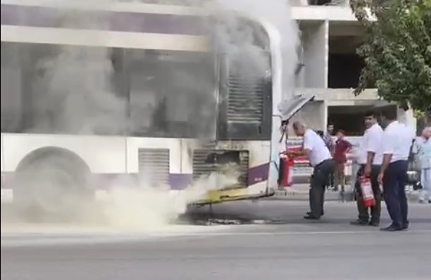 Şanlıurfa’da şehir içi otobüsün motor kısmında yangın çıktı!