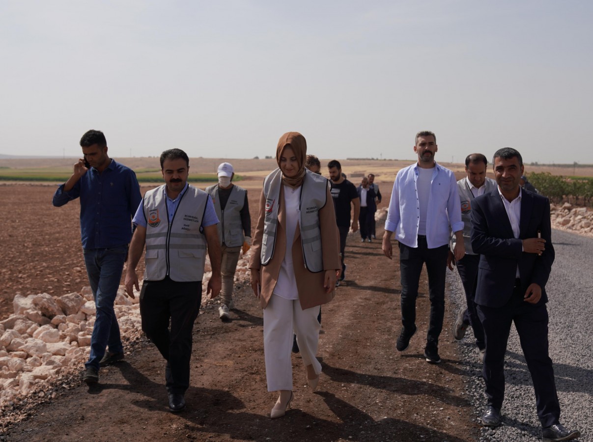 Siverek kırsalında sathi asfalt kaplama çalışması başladı