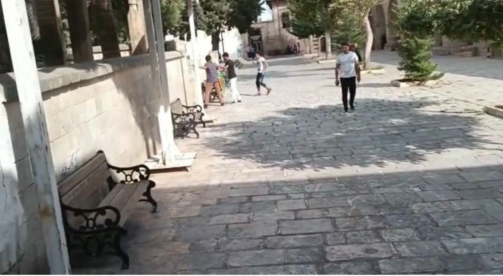 Urfa’da cami avlusunda kavga!