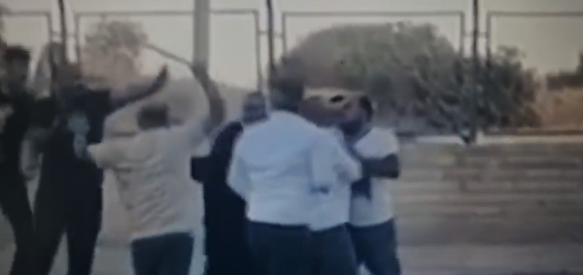 Urfa'da yol verme kavgası! Sopalarla saldırdılar...