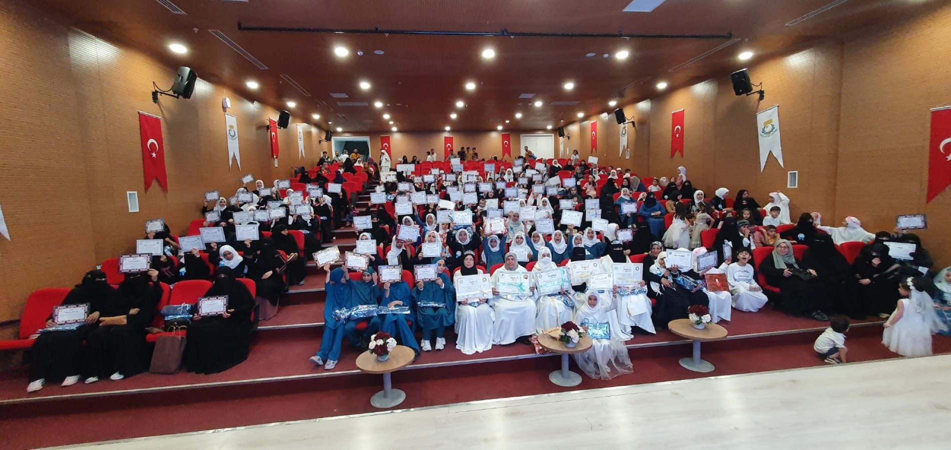 İHH medreselerinden mezun olan hafızlar için icazet töreni
