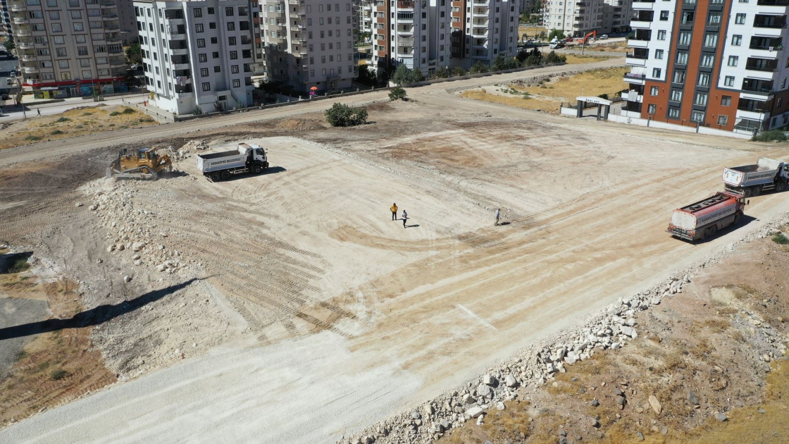 Karaköprü’ye 3 sentetik çim saha yapılıyor