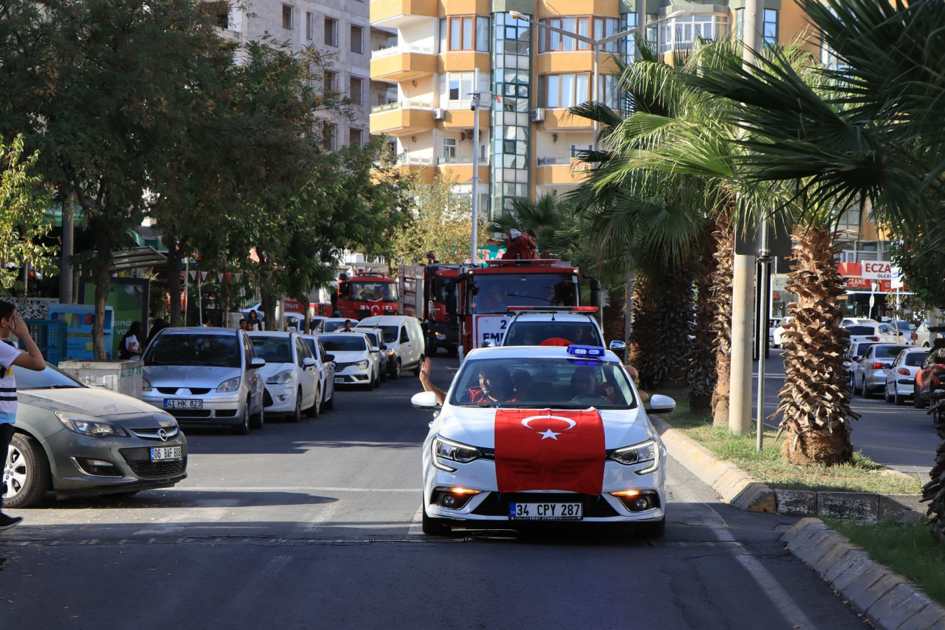 İtfaiyeden Urfa sokaklarında kortejli kutlama