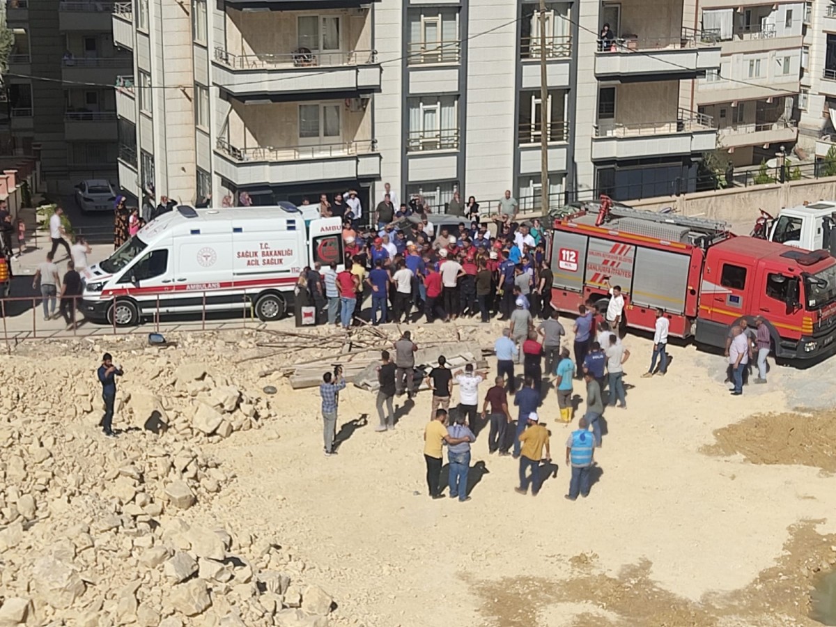 Karaköprü'de temel kazılan inşaatta çökme!